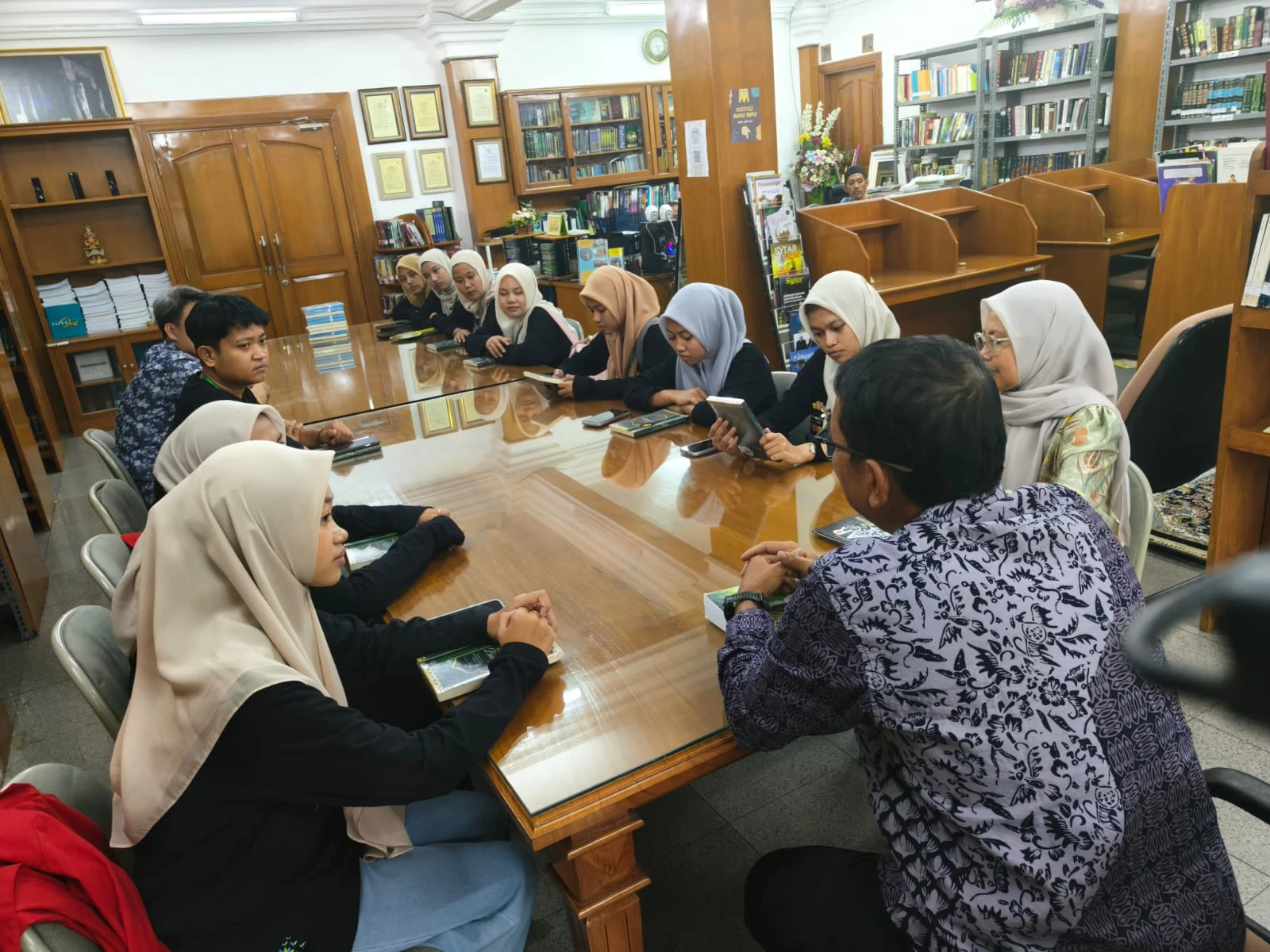 Mahasiswa Fakultas Ilmu Budaya Universitas Hasanuddin (FIB Unhas) berdialog dengan Dr. Akmal Kamil, Wakil Direktur Islamic Cultural Center (ICC) Bidang Riset, di ruang perpustakaan ICC Jakarta, Jumat (17/10). Mahasiswa FIB Unhas menyimak penjelasan mendalam tentang peradaban Islam dan budaya Persia di Islamic Cultural Center Jakarta, memperluas wawasan humaniora lintas peradaban melalui dialog akademik dan kultural.